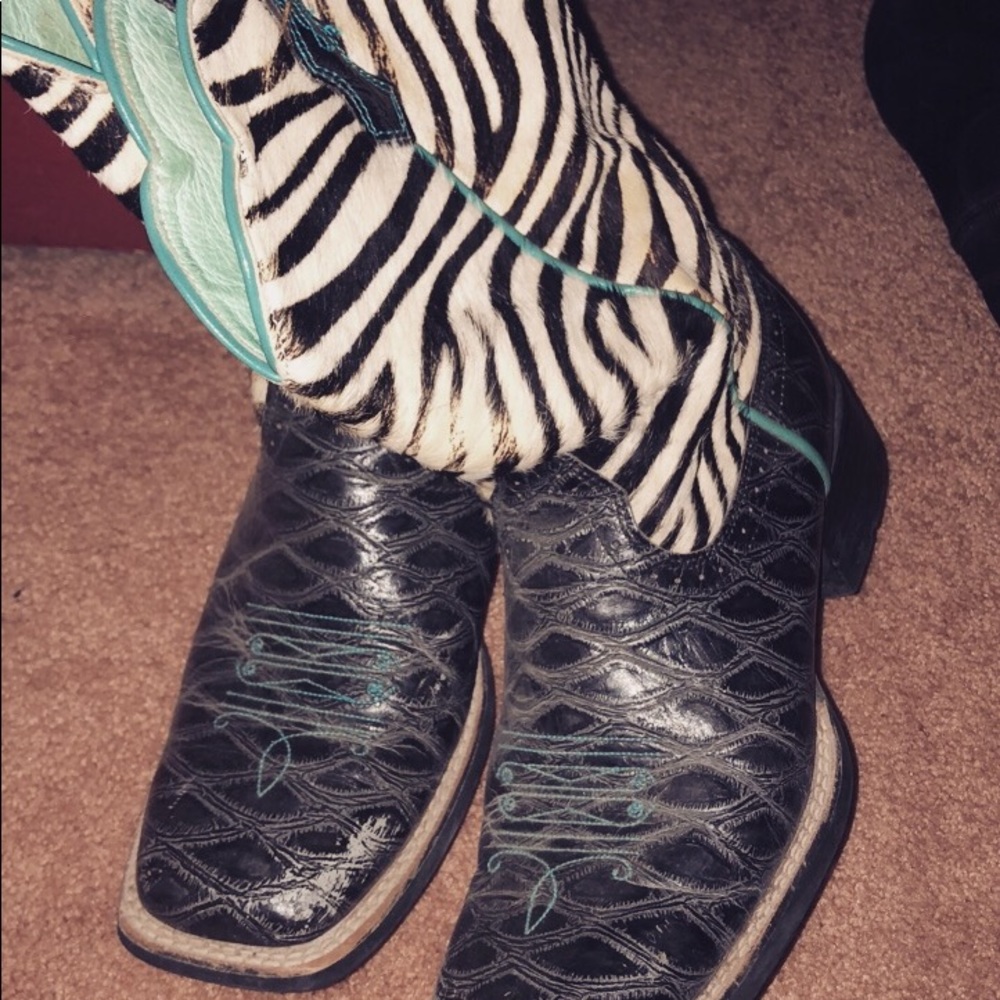 Zebra Striped black Ariat cowboy boots! Size 7.5B